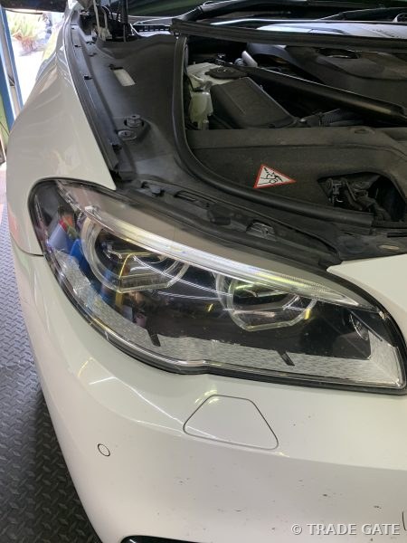 ヘッドライトユニット取り外し後、車体への取付け位置と配線の様子を示す写真