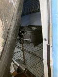 ヘッドライト修理用の各種部品と工具、防湿剤や接着剤などが机上に整列した写真