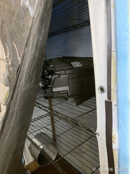 ヘッドライト修理用の各種部品と工具、防湿剤や接着剤などが机上に整列した写真
