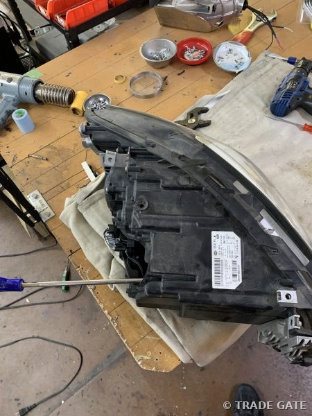 車体に再取付けされたヘッドライトユニット、最終的な完成状態