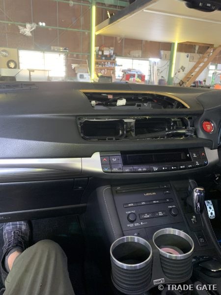 レクサスCT200hのダッシュボードが分解され、ナビユニットが露出している作業風景