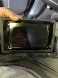 車両から取り外され、分解前の状態にあるレクサスCT200hのナビ液晶ユニット