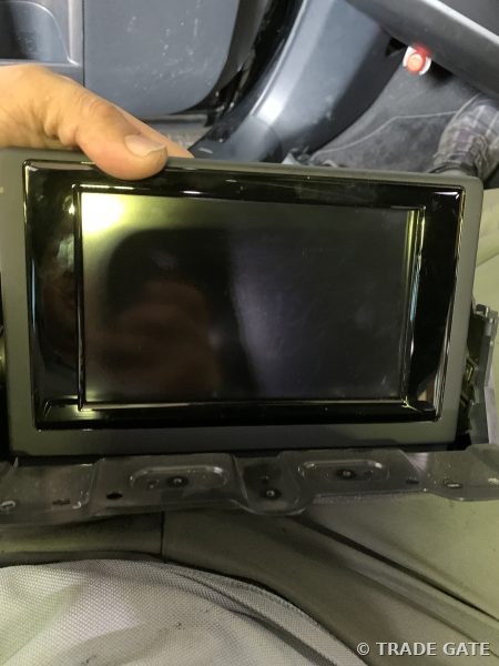 車両から取り外され、分解前の状態にあるレクサスCT200hのナビ液晶ユニット