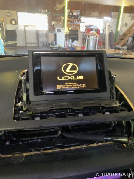 レクサスCT200hのナビ画面にLEXUSロゴが表示され、画面全体が黄色く変色している様子