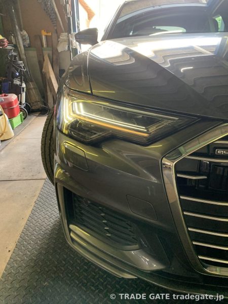 Audi A6の左側ヘッドライト、デイライトが暗い状態を示す角度から撮影