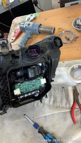 ヘッドライトユニットを分解して取り出したLEDモジュールと導光板