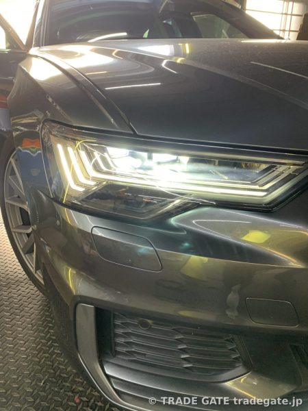 修理完了後のAudi A6の左側ヘッドライト、デイライトが明るく点灯