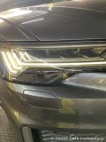 修理完了後のAudi A6の右側ヘッドライト、本来の明るさに復帰した状態
