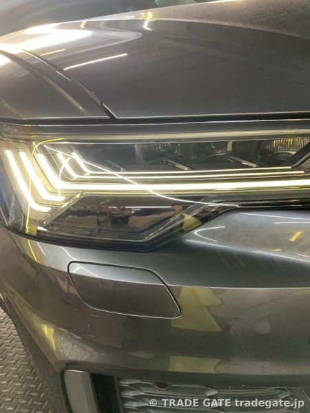 修理完了後のAudi A6の右側ヘッドライト、本来の明るさに復帰した状態