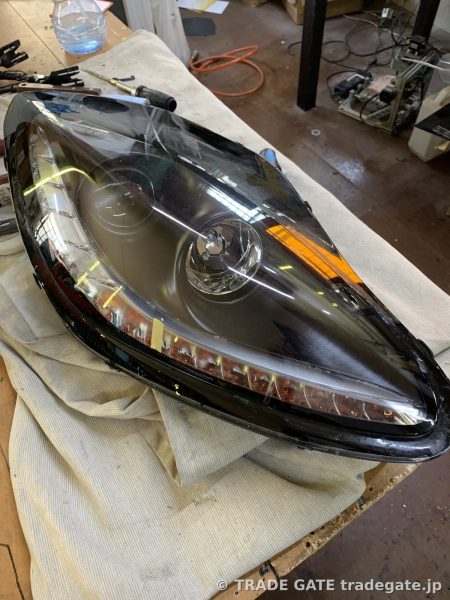 ロータス エリーゼの修理完了後のヘッドライトユニット。ウィンカーの機能が回復し、車両への取り付けを待つ状態。