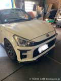 作業前のダイハツ コペンGRのフロント全体像。ホワイトのボディとスポーティーなホイールが特徴。