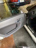 ダイハツ コペンGRのドア内張りが一部取り外され、スピーカー交換作業が始まった状態。