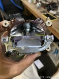 プロジェクターユニットを側面から見た写真。内部の遮光板の形状が分かります。