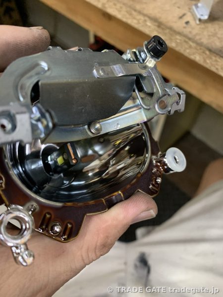 プロジェクターユニットのレンズ越しに見える遮光板。加工前の状態を確認しています。