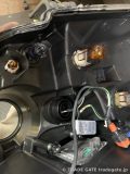 リンカーン ナビゲータのヘッドライトユニット裏側。バルブや配線が見えています。