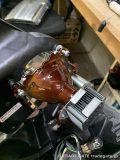 ヘッドライトユニットから取り外されたプロジェクター。LEDバルブが装着されているのが見えます。
