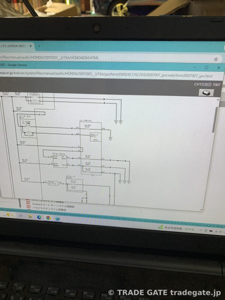 ノートPCの画面にホンダ オデッセイの電気配線図が表示されている様子