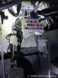 運転席足元にある様々な色のヒューズが並んだヒューズボックスの拡大写真