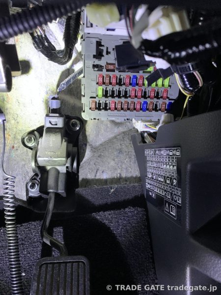 運転席足元にある様々な色のヒューズが並んだヒューズボックスの拡大写真