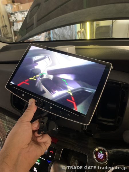 大型の社外モニターにバックカメラの映像とガイドラインが映し出されている様子