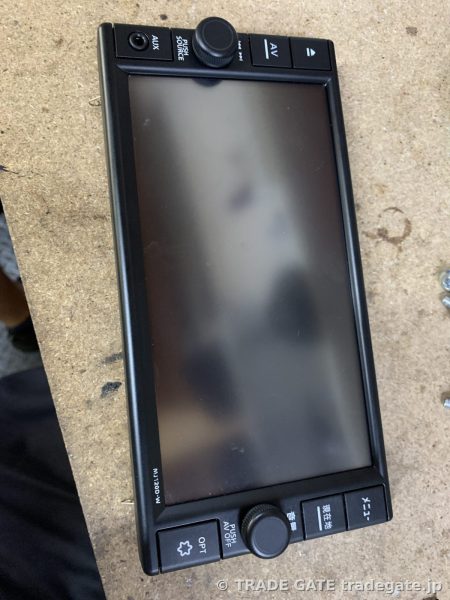 修理・交換後の三菱ナビMZ128D-W本体前面。タッチパネルが綺麗になっている。