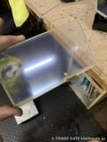 取り外した古いタッチパネルか、取り外し中の様子。