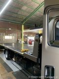いすゞ新型エルフの広々とした荷台部分と後部側面。