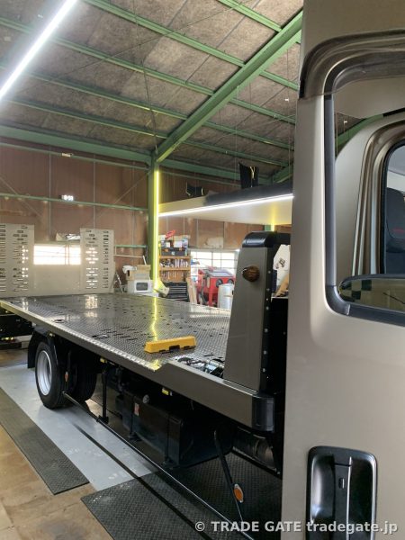 いすゞ新型エルフの広々とした荷台部分と後部側面。