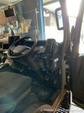 いすゞ新型エルフの運転席周り、内張りが揃った作業前の状態。