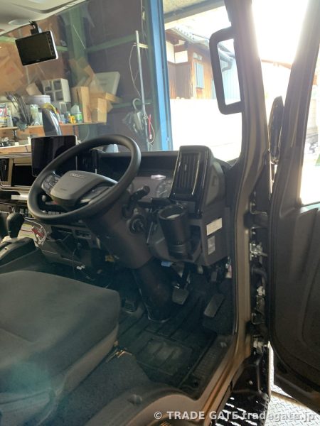 いすゞ新型エルフの運転席周り、内張りが揃った作業前の状態。