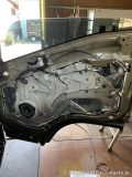 新型エルフのドア内張りを外し、純正スピーカーと内部構造が見える状態。