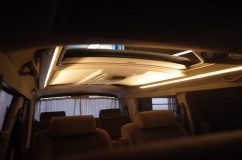 LEDバーが点灯し明るくなったヴェルファイア車内全体の様子
