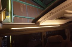 LEDバーが消灯しているヴェルファイア車内の天井、サンルーフが見える