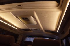 LEDバーが明るく点灯したヴェルファイア車内の天井とエアコンパネル