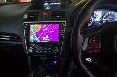 ナビゲーションシステムとエアコンパネルが設置された運転席