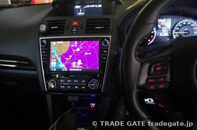ナビゲーションシステムとエアコンパネルが設置された運転席