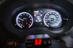 LED打ち換え後のスピードメータ、白色LEDで均等に発光している状態