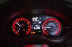 LED打ち換え完了後のスピードメータ、赤色LEDでSTI仕様に統一された状態