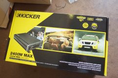 KICKER製2400WMAXスピーカーアンプのパッケージ