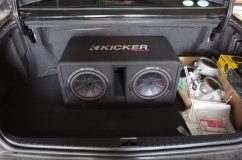 トランクに搭載されたKICKER製スピーカーアンプとウーファーボックス