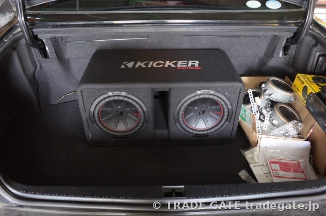 トランクに搭載されたKICKER製スピーカーアンプとウーファーボックス