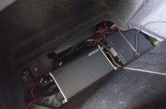 フロントコンソール内でのナビゲーションシステムの配線接続作業