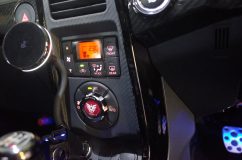 コペンのエアコンパネルのスイッチ部分がブルーと白のLEDで照らされている状態