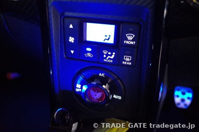 エアコンパネル周辺がブルーLEDに統一された夜間時の点灯状態を上部から撮影