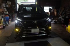 ショップでの施工風景、VOXY正面全体