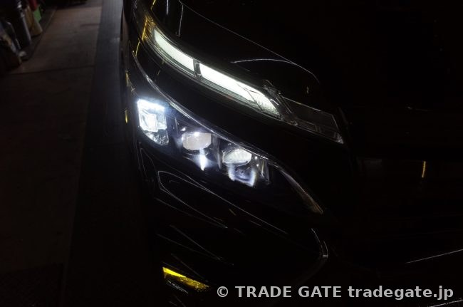 施工後のヘッドライト、白色ポジション点灯状態の接写