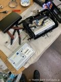 レクサスHSから取り外され、作業台で分解されたナビ・モニターユニット。