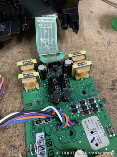 テールランプから取り出された、点灯不良の原因となるLED基板。