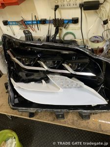 左ハンドル車のヘッドライト、日本の道路に合わせたカットライン加工