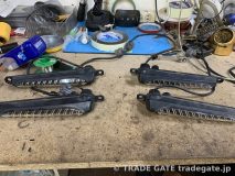 作業台に並べられたヴェルファイアの純正デイライトユニット